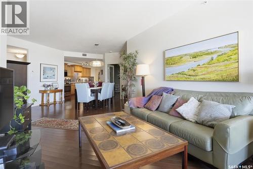 402 615 Saskatchewan Crescent W, Saskatoon, SK - Indoor Photo Showing Living Room
