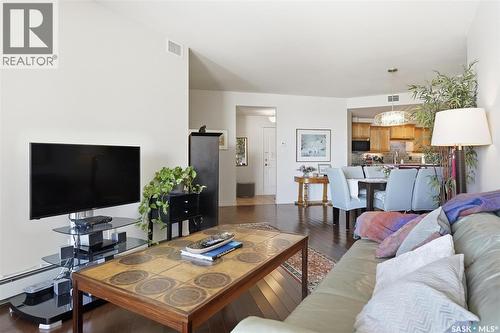 402 615 Saskatchewan Crescent W, Saskatoon, SK - Indoor Photo Showing Living Room