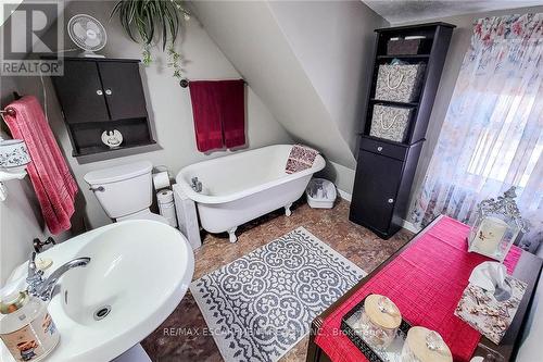 72 East 32Nd Street, Hamilton, ON - Indoor Photo Showing Bathroom