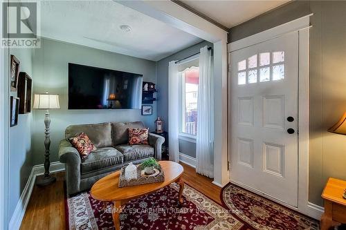 72 East 32Nd Street, Hamilton, ON - Indoor Photo Showing Living Room