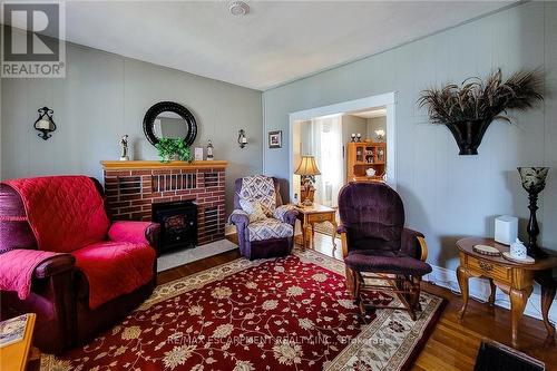 72 East 32Nd Street, Hamilton, ON - Indoor Photo Showing Living Room With Fireplace