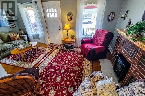 72 East 32Nd Street, Hamilton, ON - Indoor Photo Showing Living Room