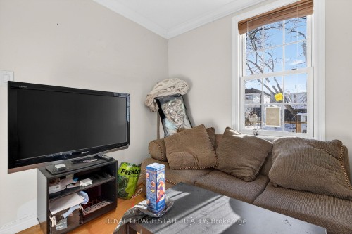 91 Royal Avenue, Hamilton, ON - Indoor Photo Showing Living Room