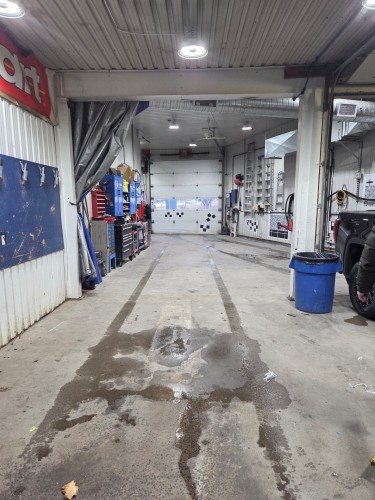 Vue d'ensemble - 175 Boul. St-Luc, Saint-Jean-Sur-Richelieu, QC - Indoor Photo Showing Garage