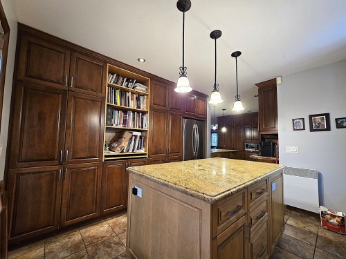 Cuisine - 1004 Av. Suzanne, Laval (Saint-Vincent-De-Paul), QC - Indoor Photo Showing Kitchen