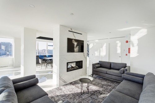 Common room - 605-1025 Rue De La Commune E., Montréal (Ville-Marie), QC - Indoor Photo Showing Living Room With Fireplace