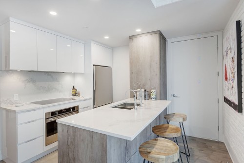 Kitchen - 605-1025 Rue De La Commune E., Montréal (Ville-Marie), QC - Indoor Photo Showing Kitchen With Double Sink With Upgraded Kitchen
