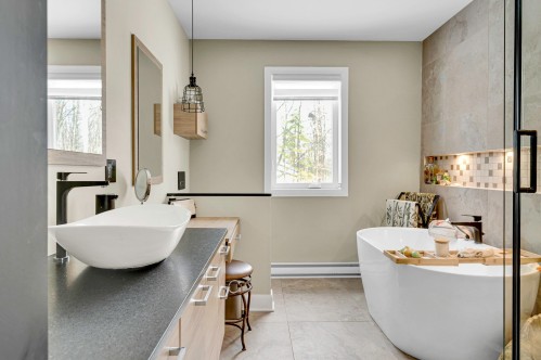 Salle de bains - 154 Ch. Du Roi, Saint-Hippolyte, QC - Indoor Photo Showing Bathroom