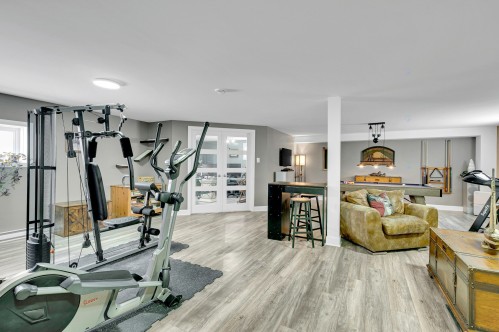 Salle familiale - 154 Ch. Du Roi, Saint-Hippolyte, QC - Indoor Photo Showing Gym Room