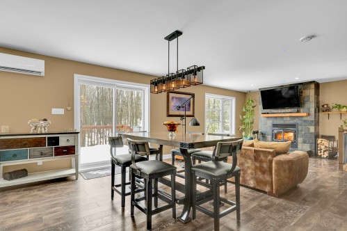 Coin-repas - 154 Ch. Du Roi, Saint-Hippolyte, QC - Indoor Photo Showing Dining Room With Fireplace