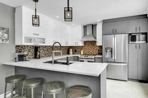 Cuisine - 154 Ch. Du Roi, Saint-Hippolyte, QC - Indoor Photo Showing Kitchen With Double Sink With Upgraded Kitchen