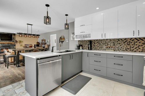 Cuisine - 154 Ch. Du Roi, Saint-Hippolyte, QC - Indoor Photo Showing Kitchen With Upgraded Kitchen