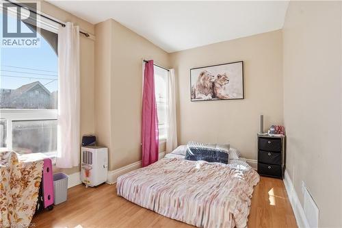 211 West Avenue N, Hamilton, ON - Indoor Photo Showing Bedroom