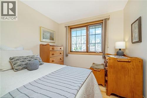 224 White Pines Drive, Burlington, ON - Indoor Photo Showing Bedroom