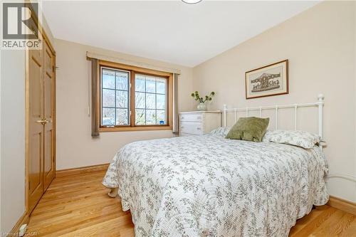 224 White Pines Drive, Burlington, ON - Indoor Photo Showing Bedroom