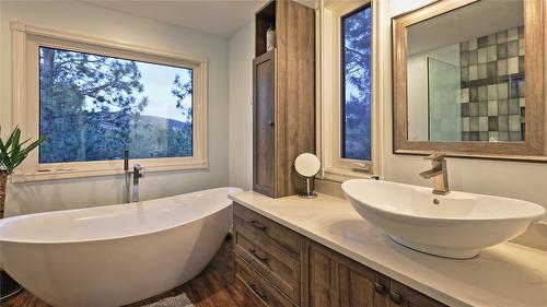 5312 Kennedy Road, Cranbrook, BC - Indoor Photo Showing Bathroom