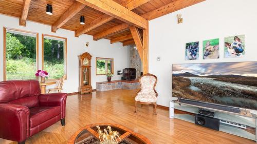 2093 Corn Creek Road, Creston, BC - Indoor Photo Showing Living Room
