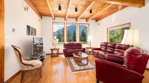 2093 Corn Creek Road, Creston, BC - Indoor Photo Showing Living Room