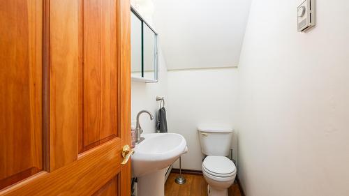 2093 Corn Creek Road, Creston, BC - Indoor Photo Showing Bathroom