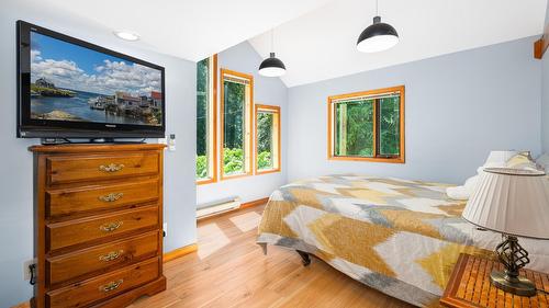 2093 Corn Creek Road, Creston, BC - Indoor Photo Showing Bedroom