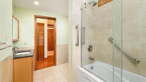 2093 Corn Creek Road, Creston, BC - Indoor Photo Showing Bathroom