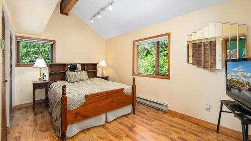 2093 Corn Creek Road, Creston, BC - Indoor Photo Showing Bedroom