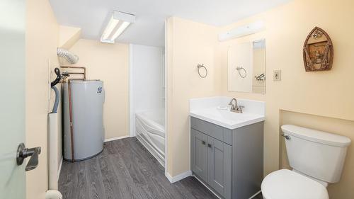 2093 Corn Creek Road, Creston, BC - Indoor Photo Showing Bathroom