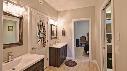 181 The Whins, Cranbrook, BC - Indoor Photo Showing Bathroom