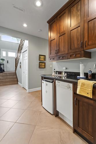 18-420 20Th Avenue, Creston, BC - Indoor Photo Showing Kitchen