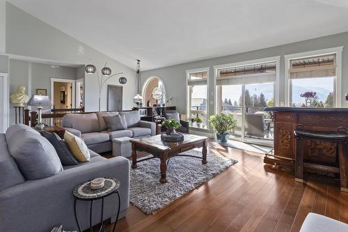 18-420 20Th Avenue, Creston, BC - Indoor Photo Showing Living Room