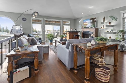 18-420 20Th Avenue, Creston, BC - Indoor Photo Showing Living Room With Fireplace