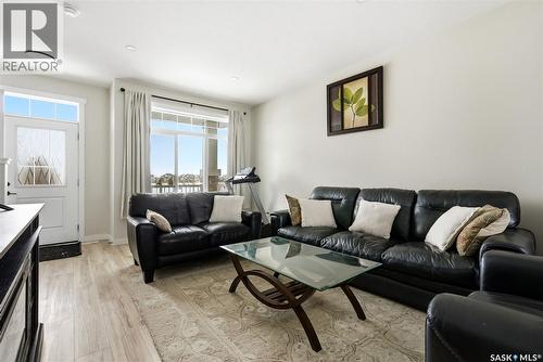 4736 Buckingham Drive E, Regina, SK - Indoor Photo Showing Living Room