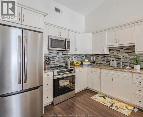 2554 Olive, Windsor, ON - Indoor Photo Showing Kitchen With Upgraded Kitchen