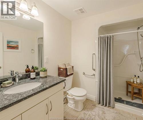2554 Olive, Windsor, ON - Indoor Photo Showing Bathroom