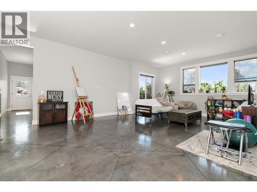 2875 Shayler Road, Kelowna, BC - Indoor Photo Showing Living Room