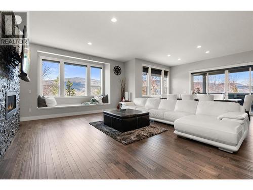 2875 Shayler Road, Kelowna, BC - Indoor Photo Showing Living Room With Fireplace