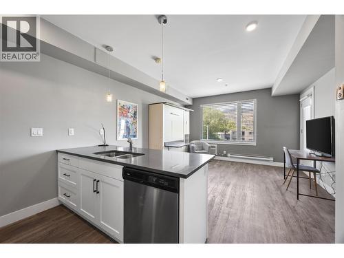 280 Tranquille Road Unit# 312, Kamloops, BC - Indoor Photo Showing Kitchen With Double Sink