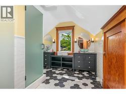 HUGE main 4pc bathroom - 