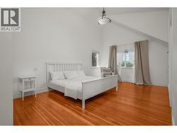 Very spacious primary bedroom - 