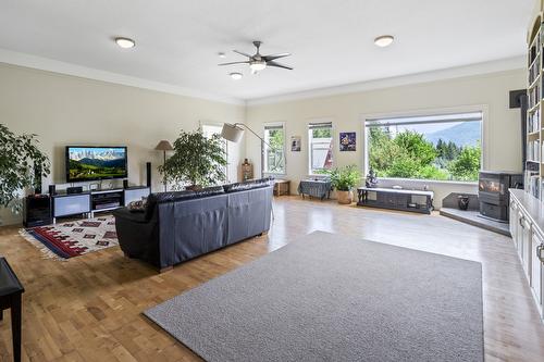 2110 30Th Street, Lister, BC - Indoor Photo Showing Living Room