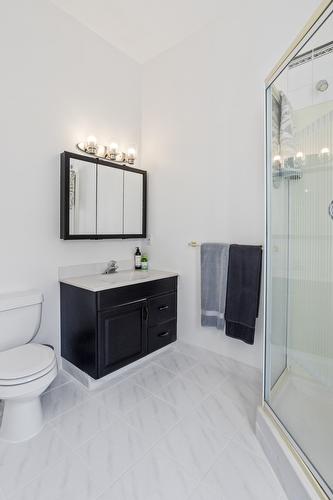 2110 30Th Street, Lister, BC - Indoor Photo Showing Bathroom