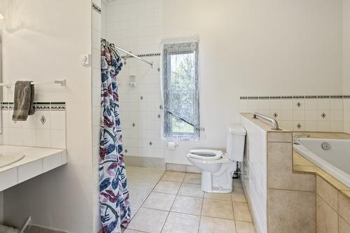 2110 30Th Street, Lister, BC - Indoor Photo Showing Bathroom