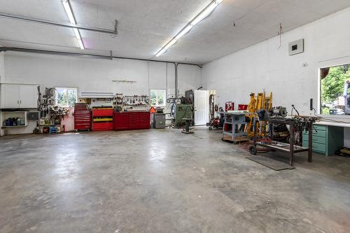 2110 30Th Street, Lister, BC - Indoor Photo Showing Garage