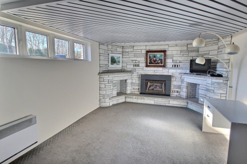 Salle familiale - 193 Av. George, Rouyn-Noranda, QC - Indoor With Fireplace