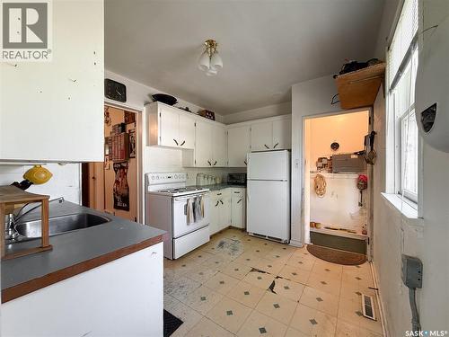 269 2Nd Avenue Ne, Swift Current, SK - Indoor Photo Showing Kitchen