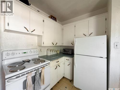 269 2Nd Avenue Ne, Swift Current, SK - Indoor Photo Showing Kitchen