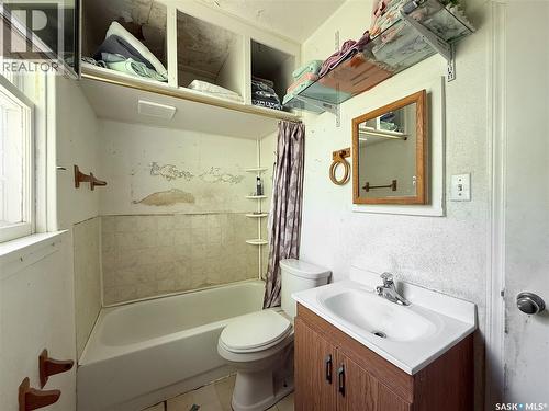 269 2Nd Avenue Ne, Swift Current, SK - Indoor Photo Showing Bathroom