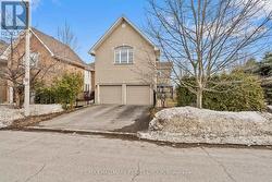 303 PARKIN CIRCLE Ottawa, ON K1T 4G8