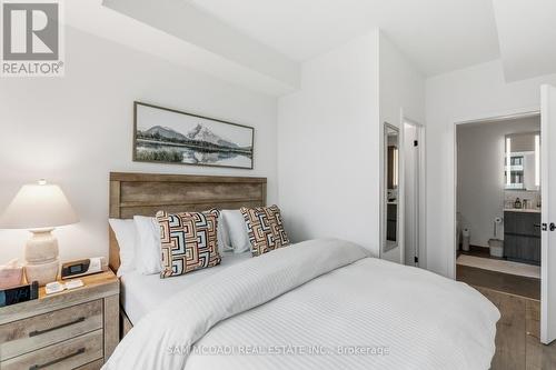 912 - 220 Missinnihe Way, Mississauga, ON - Indoor Photo Showing Bedroom