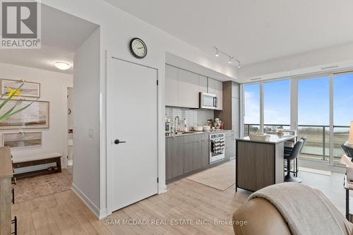 912 - 220 Missinnihe Way, Mississauga, ON - Indoor Photo Showing Kitchen